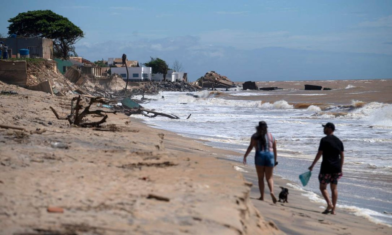 Erosão extrema, que coloca Atafona entre os 4% do litoral mundial onde o mar avança mais de 5 metros por ano, se intensificou com as mudanças climáticas, com o aumento do nível do mar, segundo geólogo da Universidade Federal Fluminense Foto: MAURO PIMENTEL / AFP