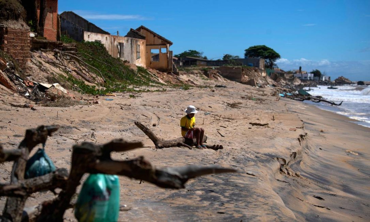 O balneário que há decádas sofre uma erosão crônica, aprofundada pelo aquecimento global, se transformou em uma paisagem apocalíptica Foto: MAURO PIMENTEL / AFP