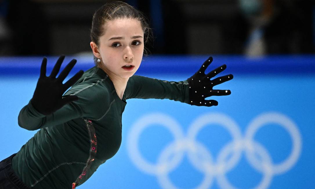 A patinadora russa Kamila Valieva foi liberada para continuar competindo nos Jogos de Inverno apesar de ter sido flagrada no exame antidoping Foto: ANNE-CHRISTINE POUJOULAT / AFP