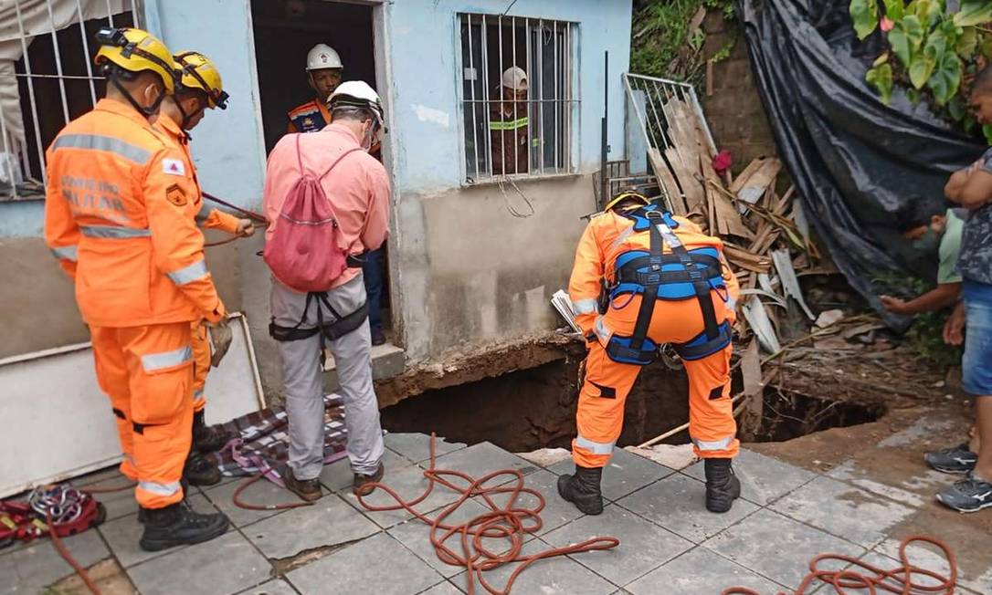 A abertura da cratera que possibilitou a descoberta da mina ocorreu em decorrência dos dias chuvosos em Ouro Preto desde o início do ano Foto: Divulgação Defesa Civil