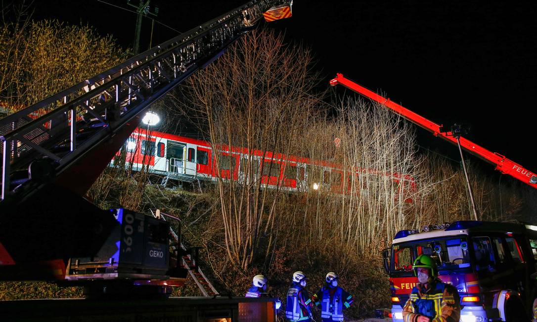 Equipes de resgate atuam no acidente envolvendo dois trens em Munique, na Alemanha Foto: MICHAELA REHLE / AFP