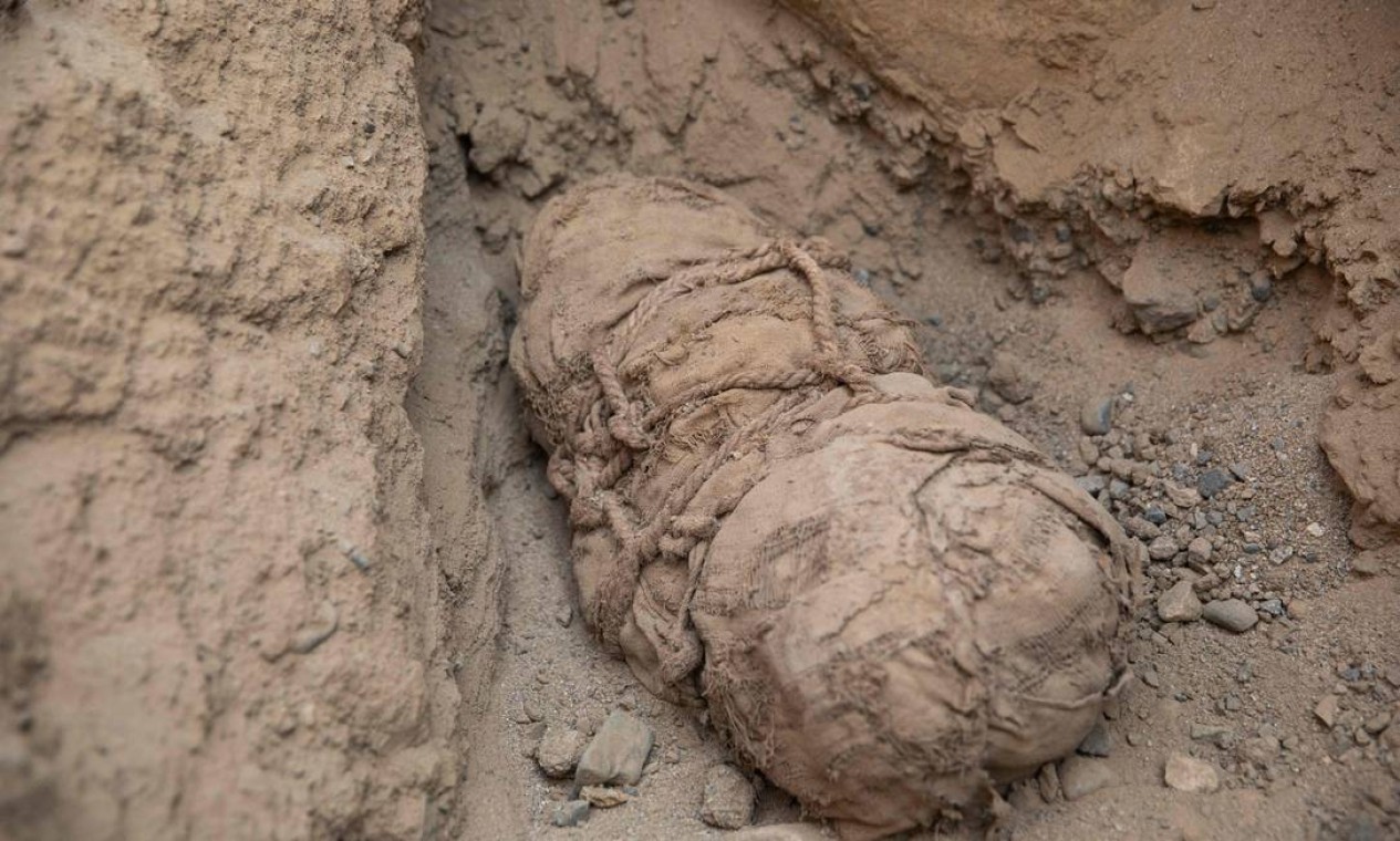 Múmia de criança encontrada no sítio arqueológico de Cajamarquilla, no Peru Foto: GUADALUPE PARDO / AFP