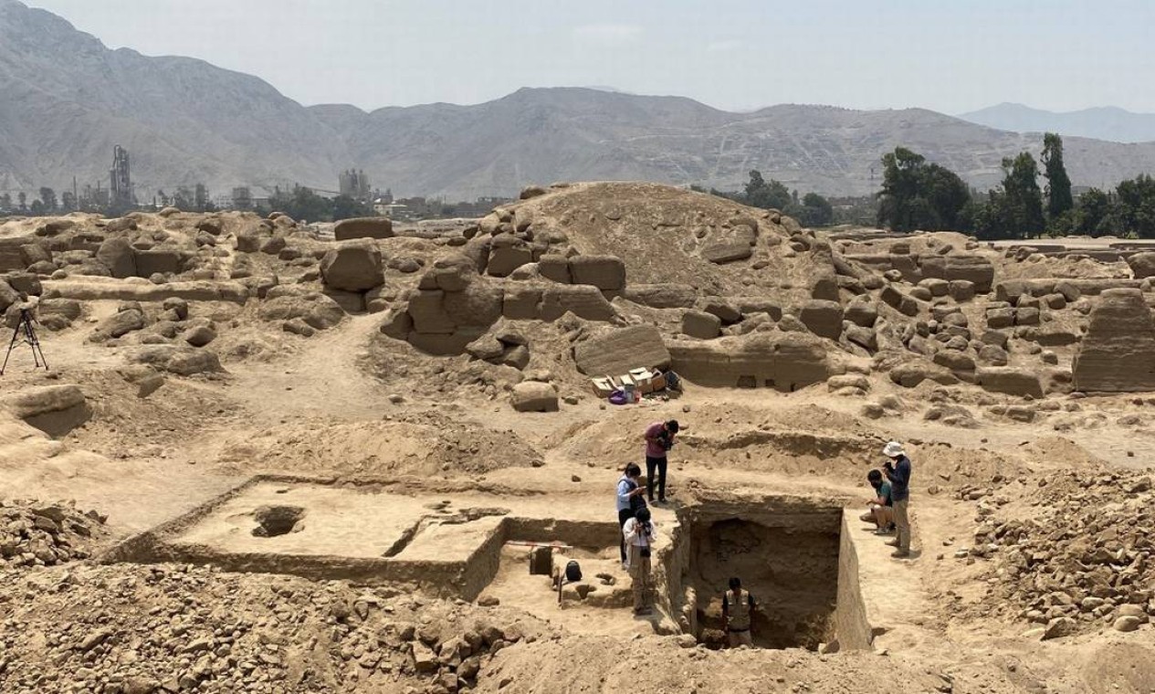 Escavação no sítio arqueológico de Cajamarquilla, no Peru Foto: STRINGER / REUTERS