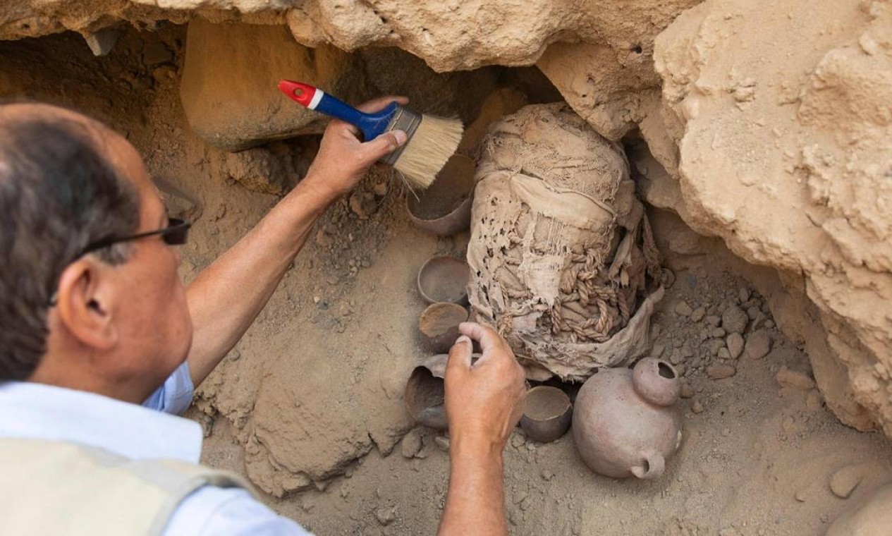 Arqueólogo trabalha na escavação em Cajamarquilla, no Peru Foto: GUADALUPE PARDO / AFP
