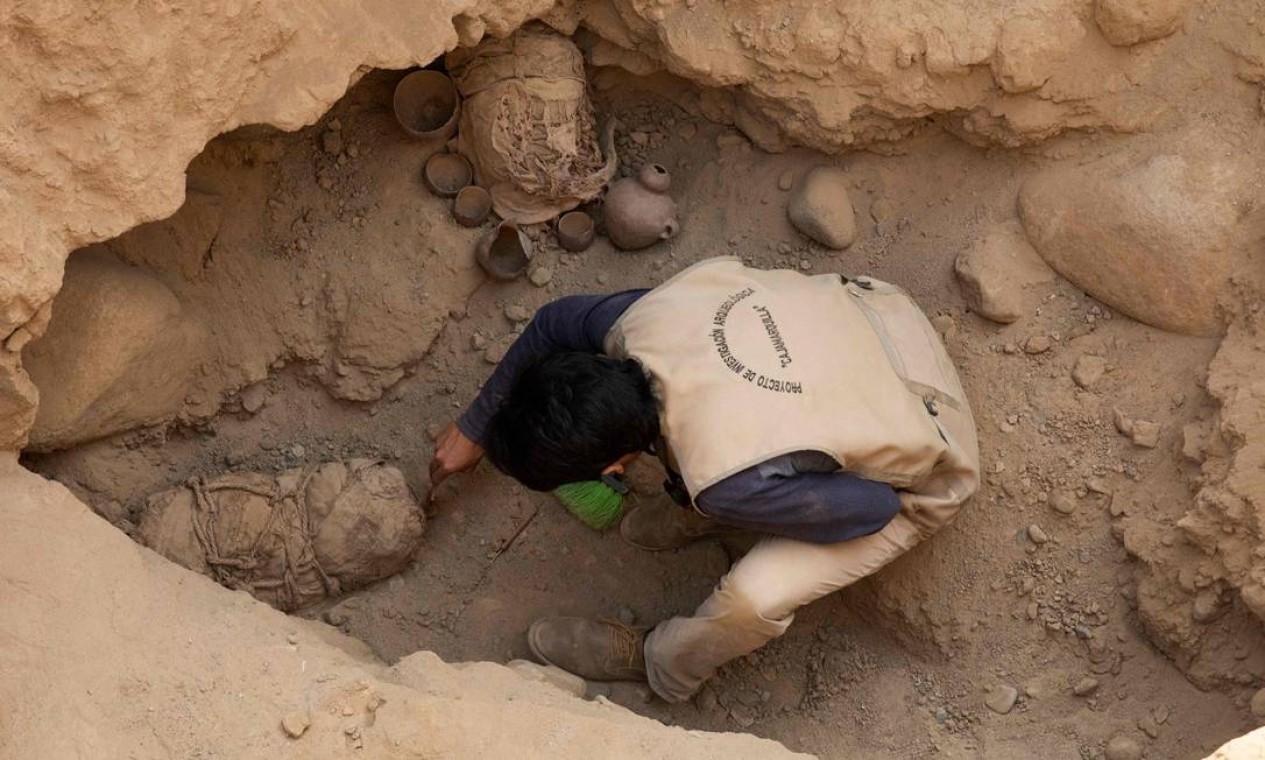 Trabalho de escavação no sítio arqueológico de Cajamarquilla Foto: GUADALUPE PARDO / AFP