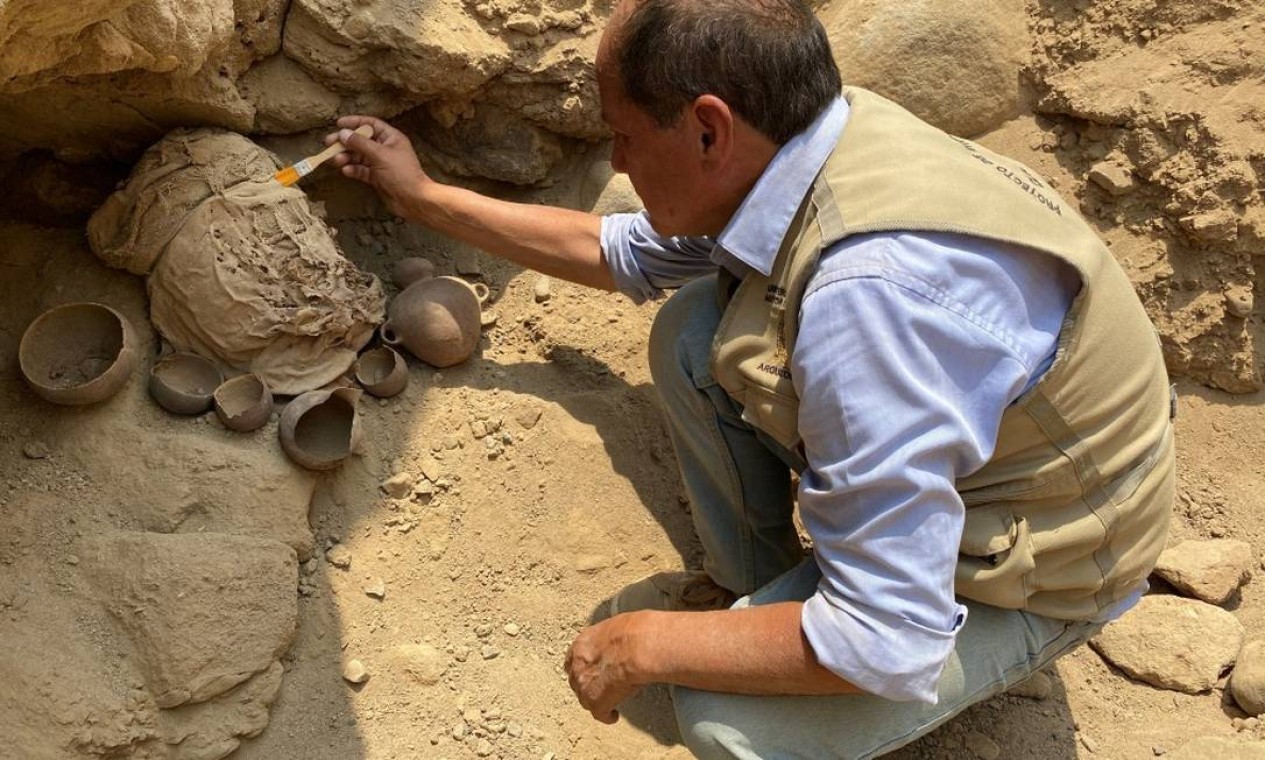 Trabalho de escavação no sítio arqueológico de Cajamarquilla Foto: STRINGER / REUTERS