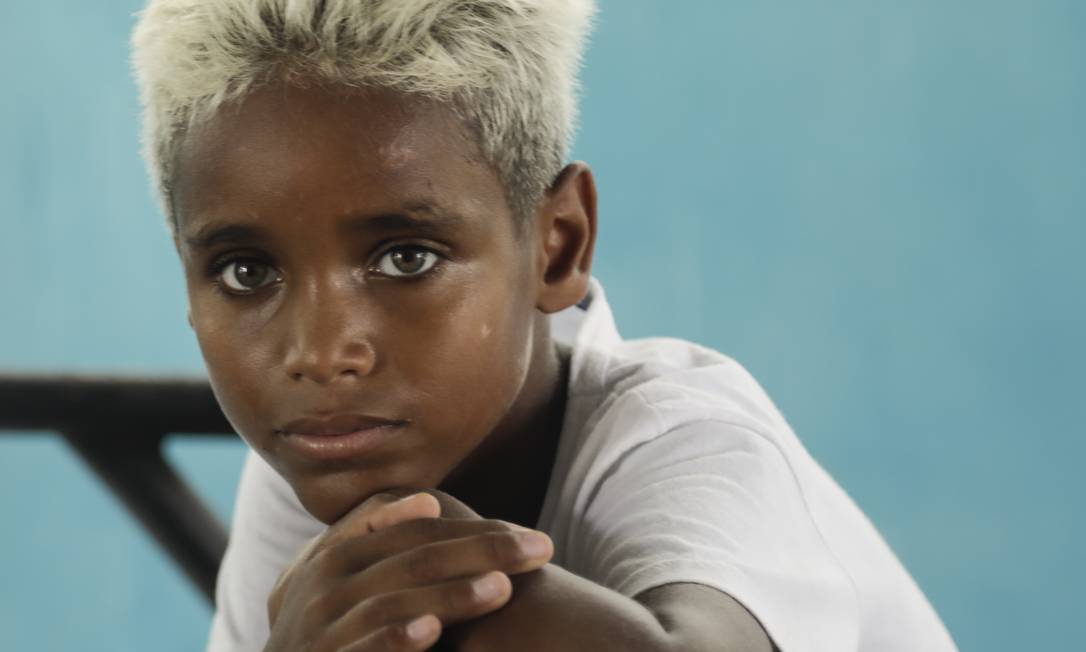 Davi, 11 anos: o garoto de família humilde está perto de fechar contrato com uma conhecida agência de modelos Foto: Gabriel de Paiva / Agência O Globo