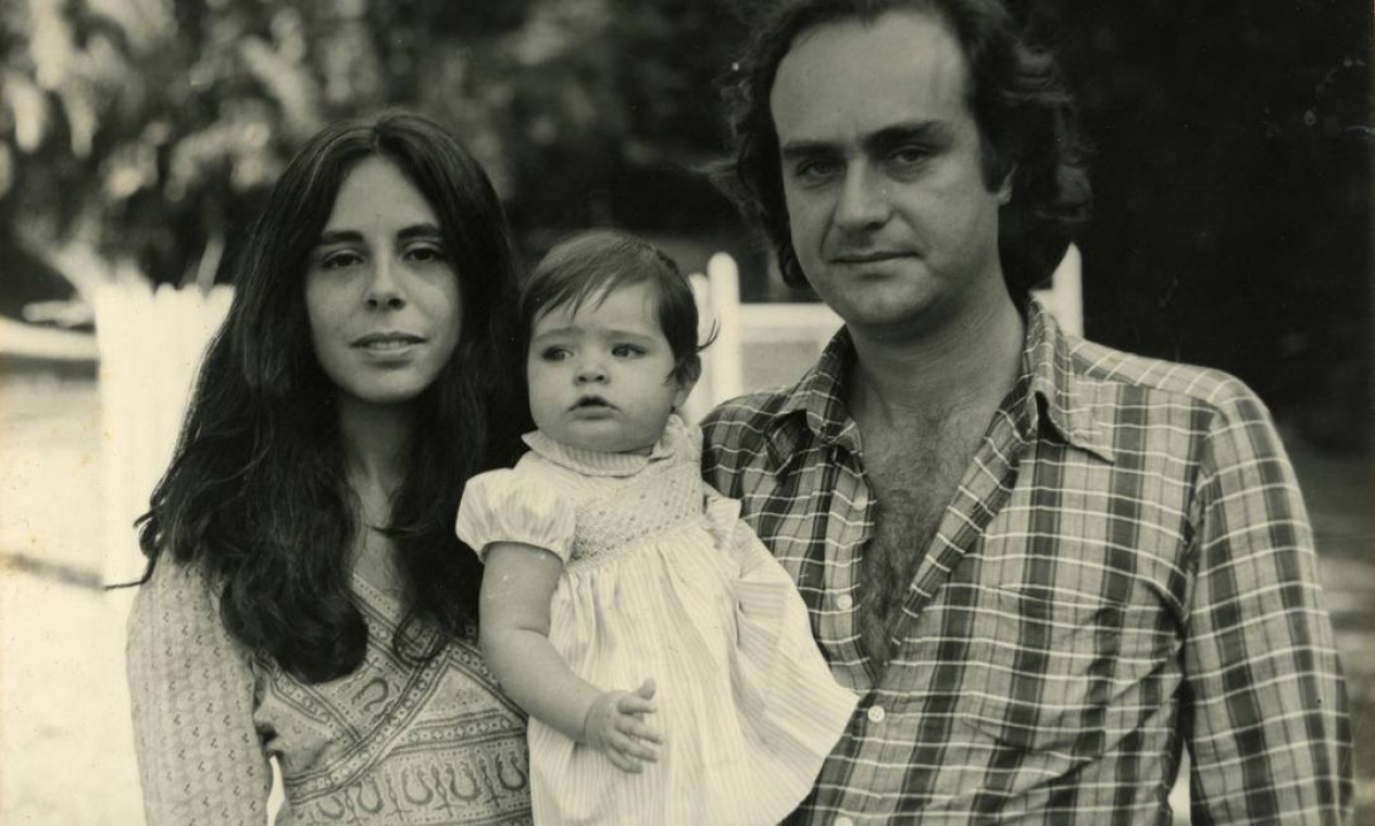Arnaldo Jabor segura a filha Carolina Foto: Arquivo pessoal