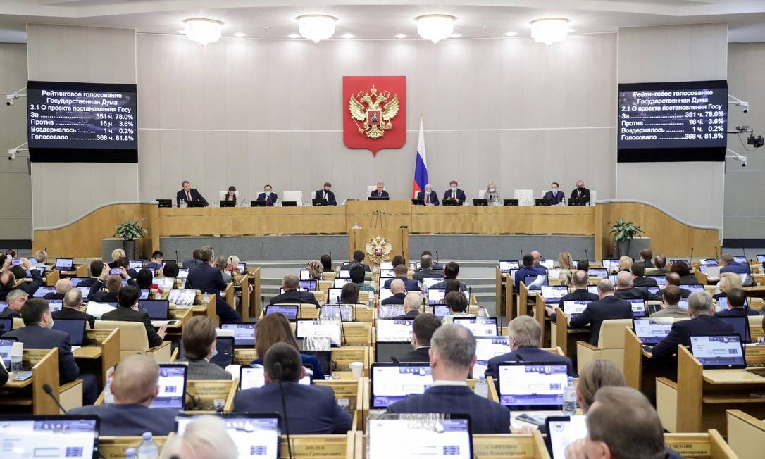 Deputados da Duma, a Câmara Baixa do Parlamento russo, durante votação
Foto: RUSSIAN STATE DUMA / via REUTERS