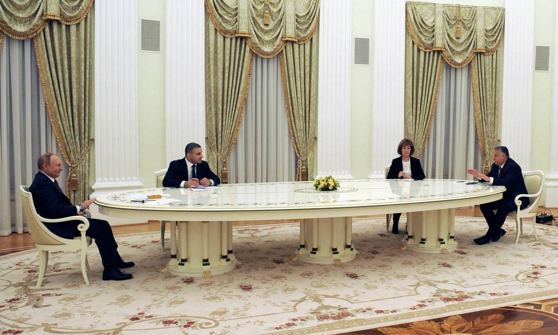 Presidente russo, Vladimir Putin (E), durante reunião com o premier húngaro, Viktor Órban, tendo ao centro a famosa mesa do Kremlin Foto: SPUTNIK / via REUTERS