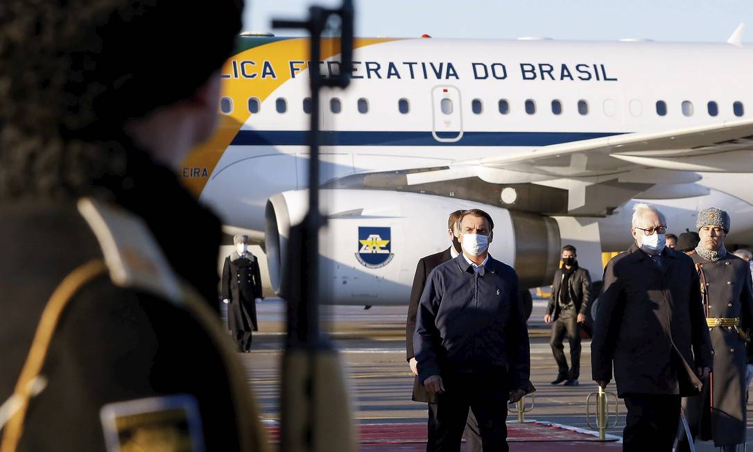 Usando máscara, presidente Bolsonaro desembarca em Moscou Foto: Foto: Valdenio Vieira/PR / Agência O Globo