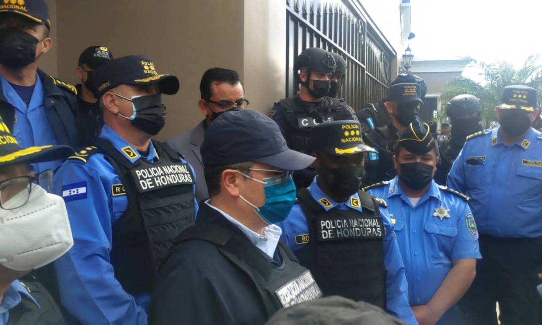 O ex-presidente hondurenho Juan Orlando Hernández se entrega na porta de casa em Tegucigalpa, após pedido de extradição dos EUA Foto: HONDURAS NATIONAL POLICE / via REUTERS