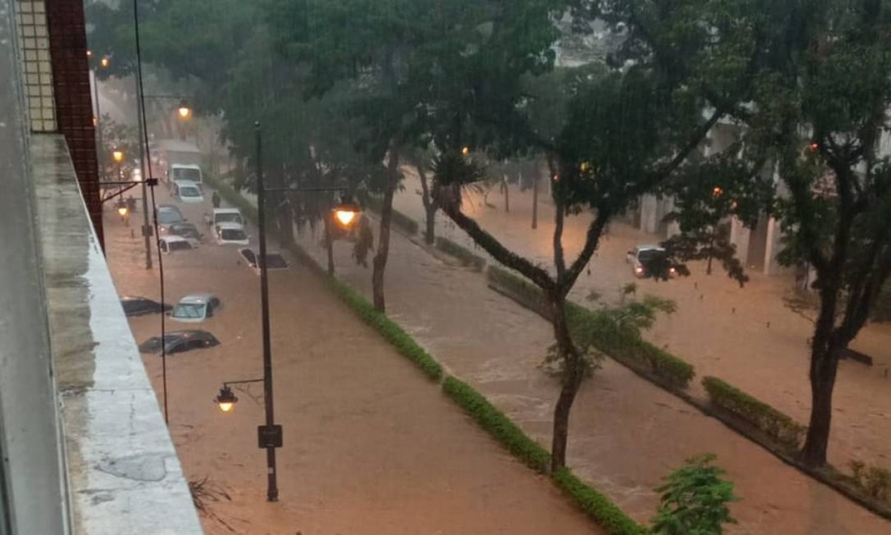 Forte temporal provoca a cheia de rios e alagamentos no Centro histórico e outros bairros de Petrópolis Foto: Redes Sociais