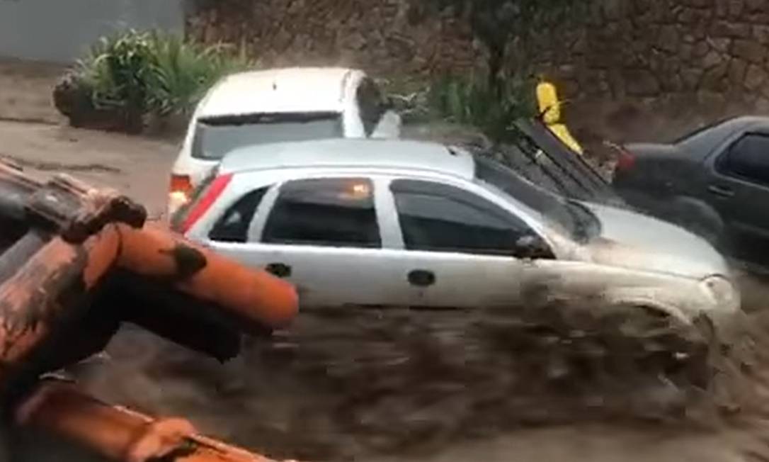 Enxurrada arrasta carros em Petrópolis. Segundo a Defesa Civil, foram registrados 175 milímetros de chuva nas últimas seis horas Foto: Redes Sociais