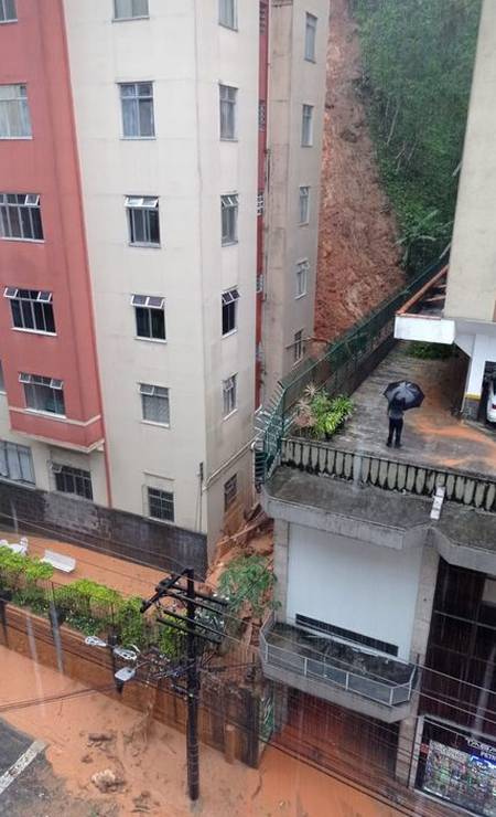 Deslizamento de terra atrás de edifício no Centro de Petrópolis Foto: Redes Sociais