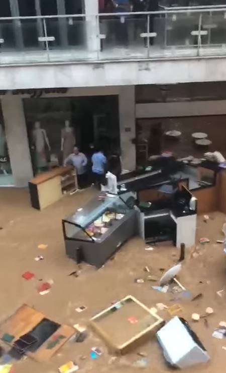 Mobiliário de lojas de um centro comercial foi arrastado pela correnteza provocada pela chuva Foto: Redes Sociais