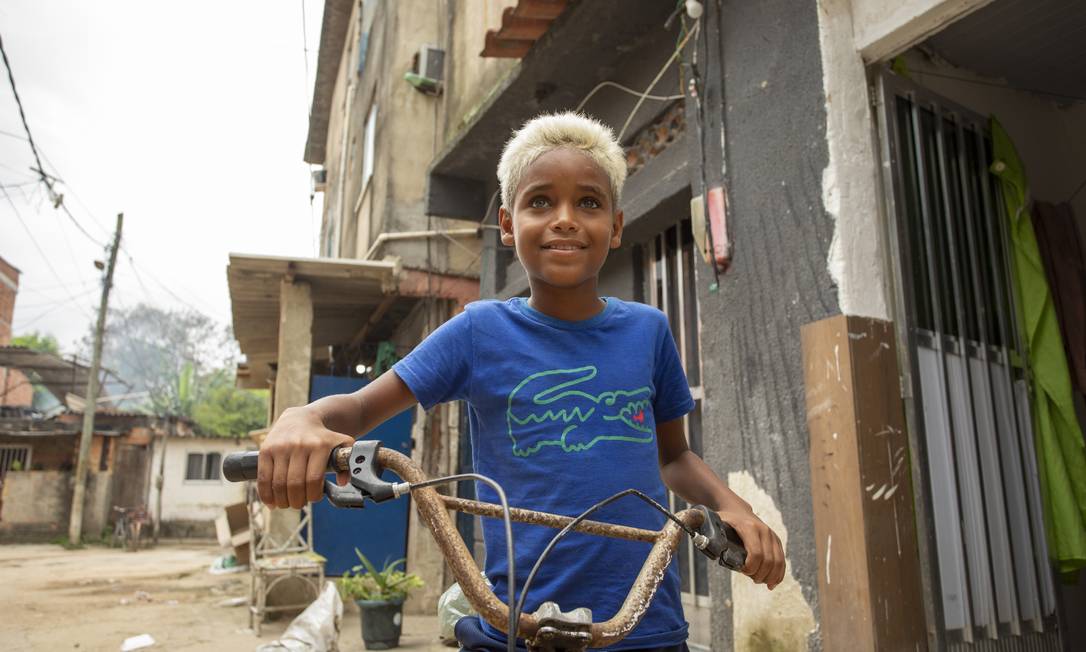 Davi divide a quitinete onde mora com a mãe, dois irmãos, a avó e um tio: entre sessões de fotos, jogos no celular e passeios de bicicleta Foto: Ana Branco / Agência O Globo