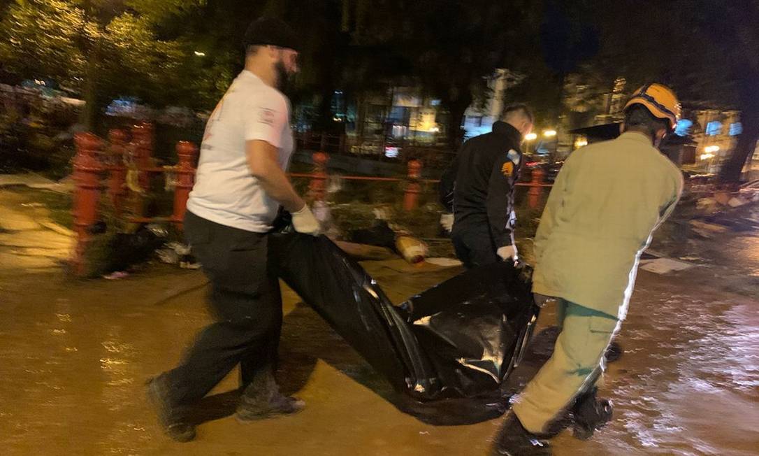 Equipes de resgate removem corpos das ruas de Petrópolis, após temporal Foto: Reprodução