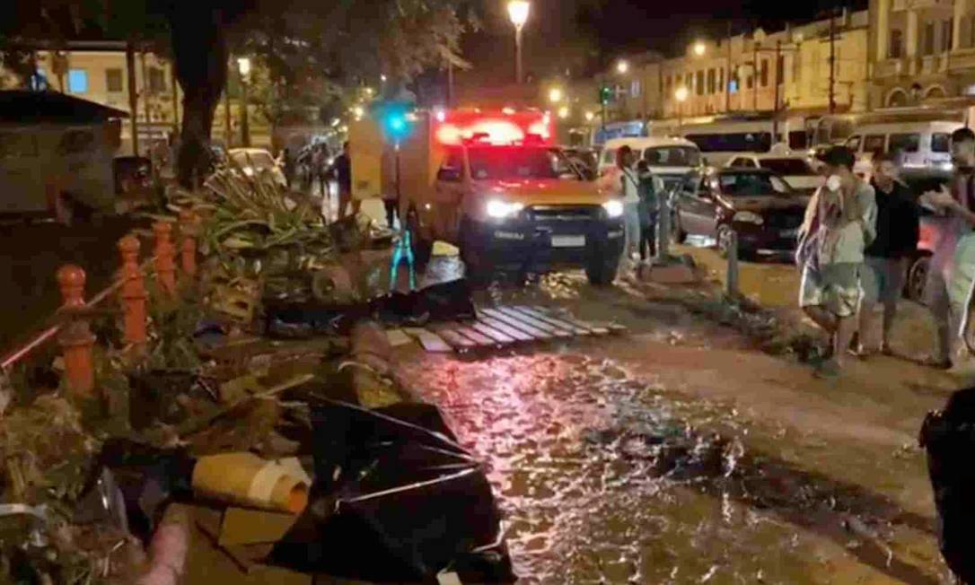 Após águas dos rios baixarem, bombeiros encontram corpos de vítimas do temporal de Petrópolis no centro da cidade Foto: Reprodução de vídeo