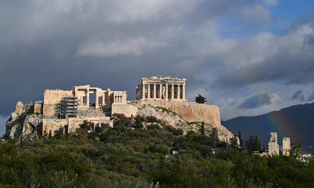 Arco-íris sobre a Acróple, em Atenas, na Grécia Foto: LOUISA GOULIAMAKI / AFP
