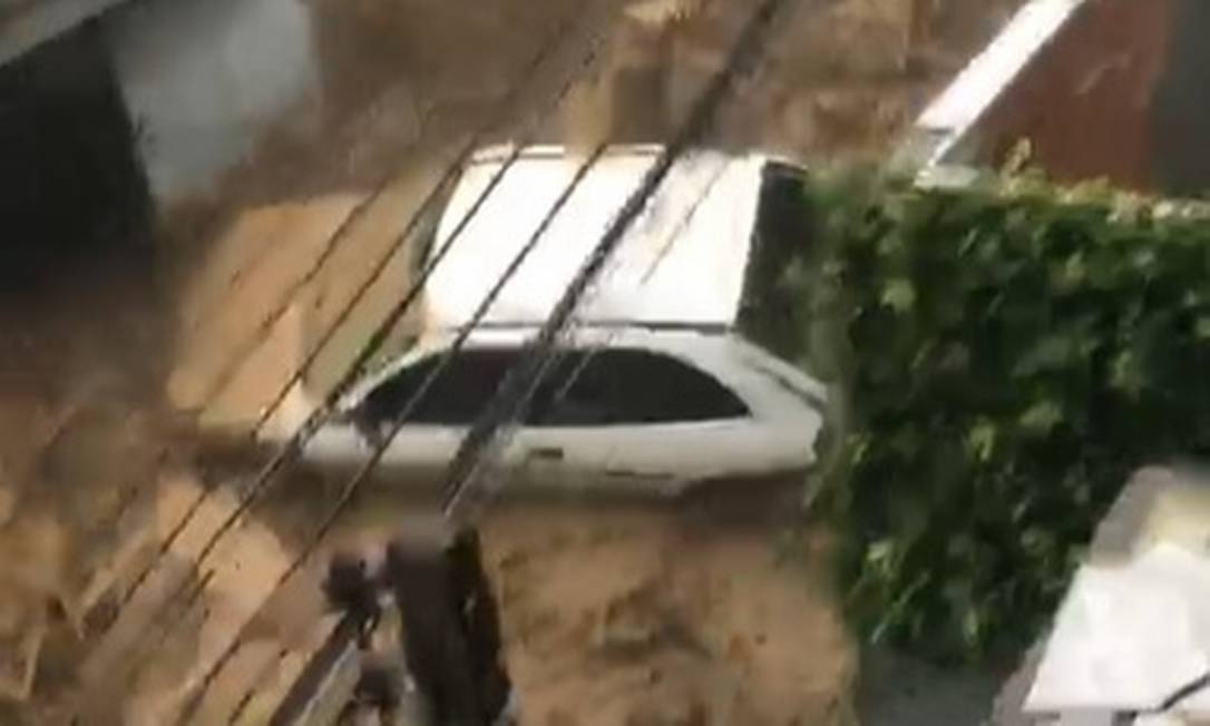 Carros são arrastados pela força das águas durante temporal em Petrópolis Foto: Reprodução de vídeo