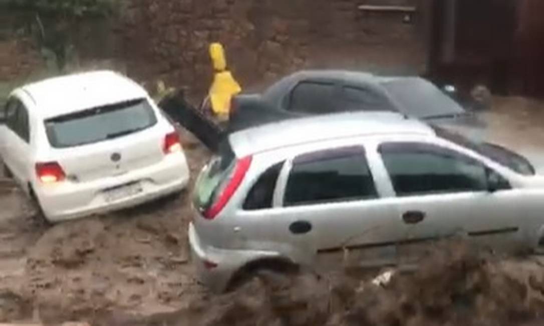 Carros são arrastados pela força das águas durante temporal em Petrópolis Foto: Reprodução de vídeo