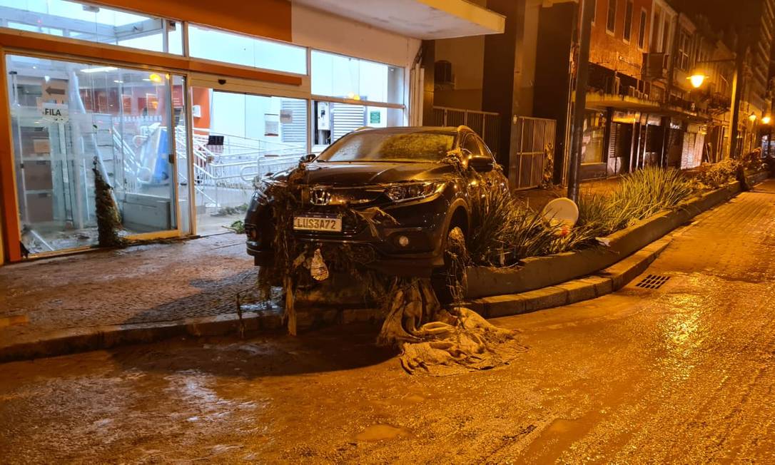 Cenário de guerra nas ruas do Centro de Petrópolis, após o temporal que atingiu a cidade nessa terça-feira, dia 15 Foto: Felipe Grinberg