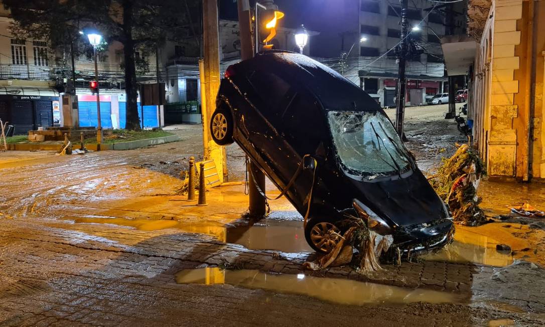 Cenário de guerra nas ruas do Centro de Petrópolis, após o temporal que atingiu a cidade nessa terça-feira, dia 15 Foto: Felipe Grinberg