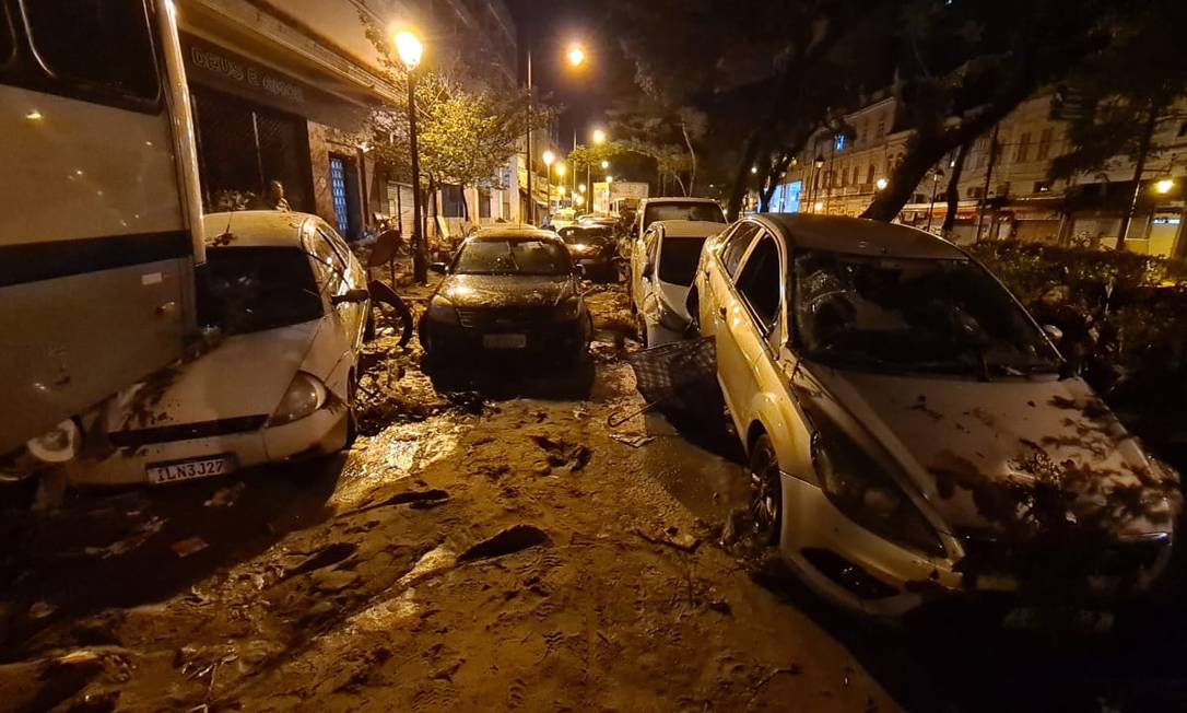 Cenário de guerra nas ruas do Centro de Petrópolis, após o temporal que atingiu a cidade nessa terça-feira, dia 15 Foto: Felipe Grinberg