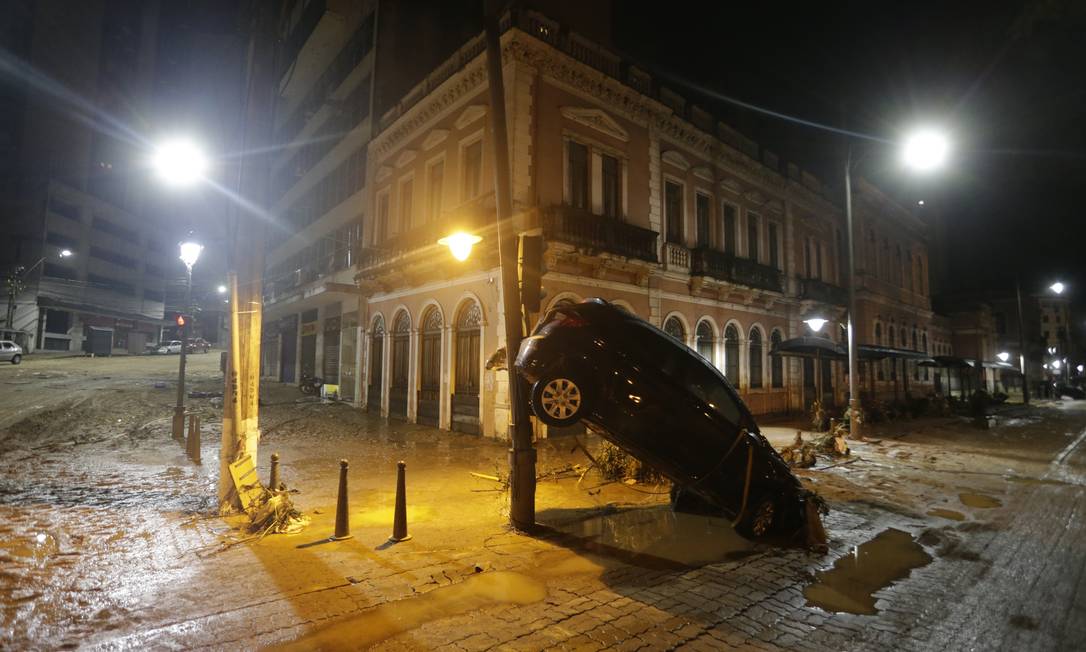 A prefeitura de Petrópolis decretou estado de calamidade pública Foto: Domingos Peixoto / Agência O Globo