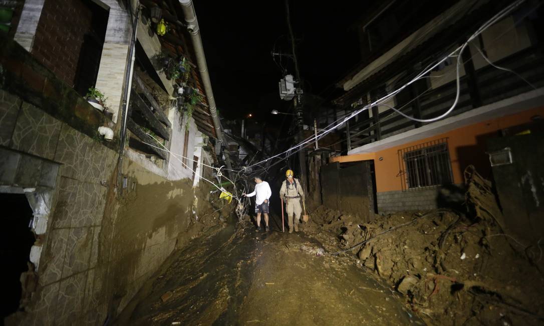 Corpo de Bombeiros confirmou ao menos 24 mortes em decorrência do temporal que atingiu a cidade de Petrópolis Foto: Domingos Peixoto / Agência O Globo