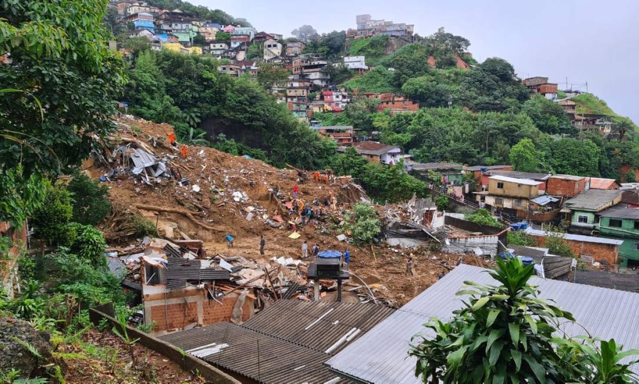 Vista do Morro da Oficina, onde temporal causou deslizamentos e deixou dezenas de casas destruídas e moradores desaparecidos Foto: Felipe Grinberg