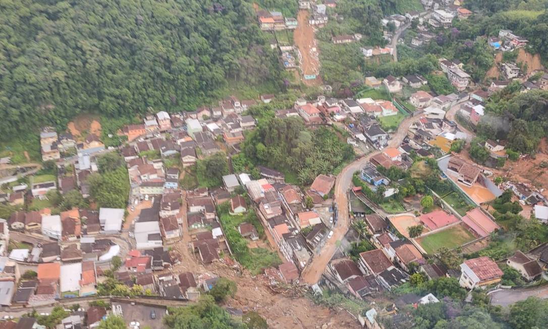 Tempestade deixou fortes marcas em diversos pontos da cidade Foto: Genilson Araújo / Agência O Globo