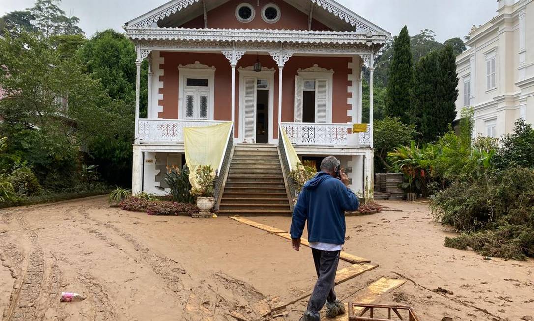 Casarão do centro histórico: lama por todos os lados Foto: Agência O Globo