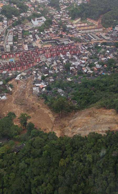 Forte temporal que caiu na tarde desta terça-feira, dia 15, em Petrópolis, na Região Serrana, Foto: Genilson Araújo / Agência O Globo
