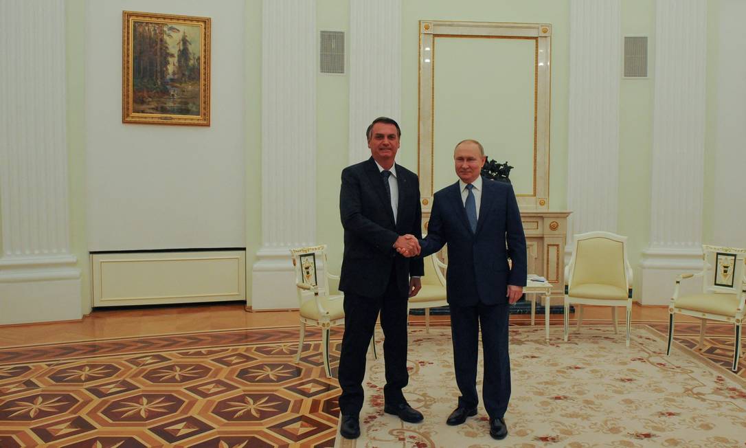 Bolsonaro e Putin se cumprimentam no início do encontro no Kremlin Foto: SPUTNIK / via REUTERS