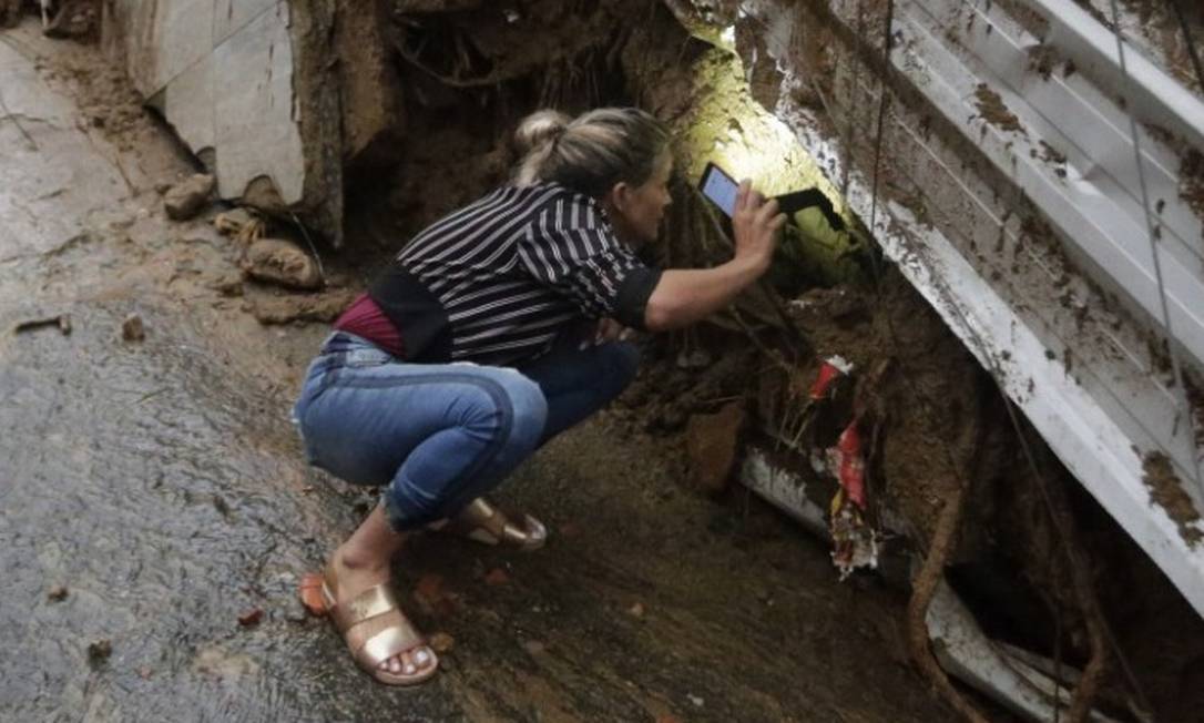Na foto, Gisele procura a filha Maria Eduarda que se encontra soterrada Foto: Domingos Peixoto