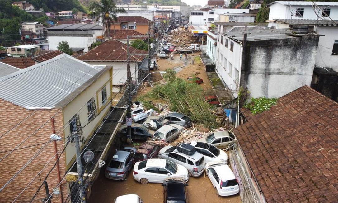 Rua Teresa, em Petrópolis, fica interditada por escombros e carros Foto: Márcia Foletto / Agência O Globo