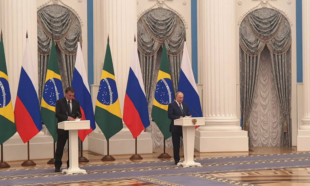 Bolsonaro e Putin em declaração conjunta no Salão Catarina após reunião de três horas no Kremlin Foto: Jussara Soares / .