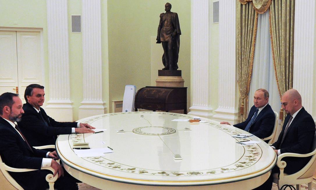 Com o teste de Covid feito por médicos do Kremlin, Bolsonaro pôde se sentar à mesa perto de Putin, ambos com intérpretes Foto: MIKHAIL KLIMENTYEV / AFP