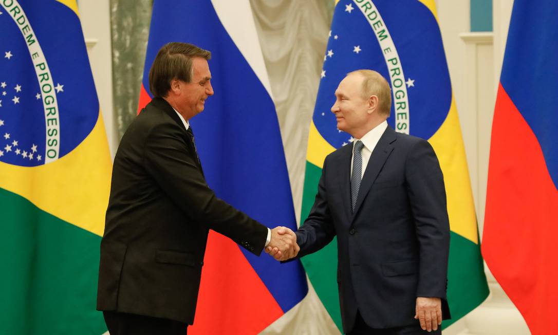 O presidente Jair Bolsonaro cumprimenta o presidente russo, Vladimir Putin, após reunião bilateral Foto: Alan Santos/Presidência