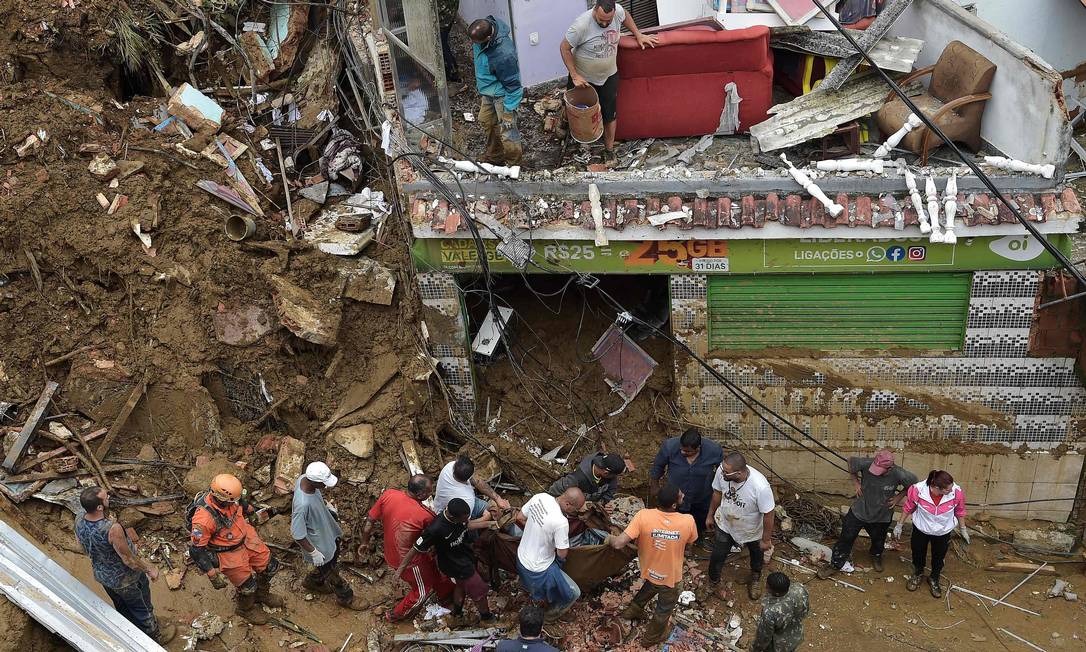 Escombros após deslizamento de terra em Petrópolis Foto: CARL DE SOUZA / AFP