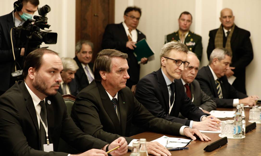 Jair Bolsonaro, ao lado do vereador Carlos Bolsonaro, durante reunião com o presidente da Duma, Vyacheslav Volodin, em Moscou Foto: Alan Santos / Agência O Globo