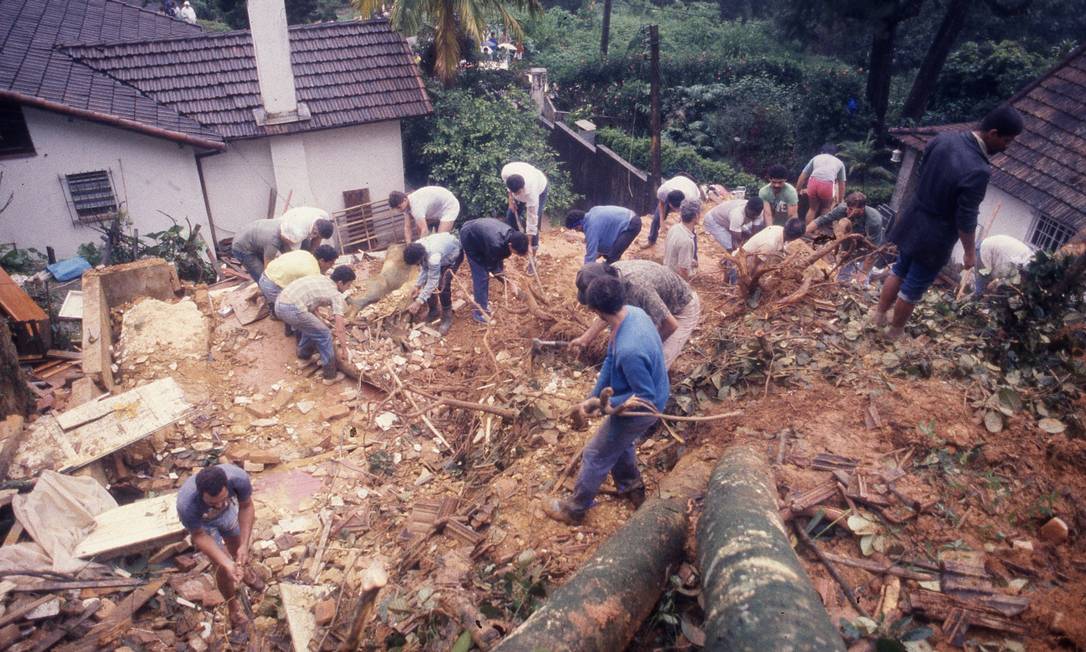 Busca e resgate de possíveis sobreviventes dos escombros após o temporal que atingiu Petrópolis em fevereiro de 1988 Foto: Otávio Magalhães / Agência O Globo