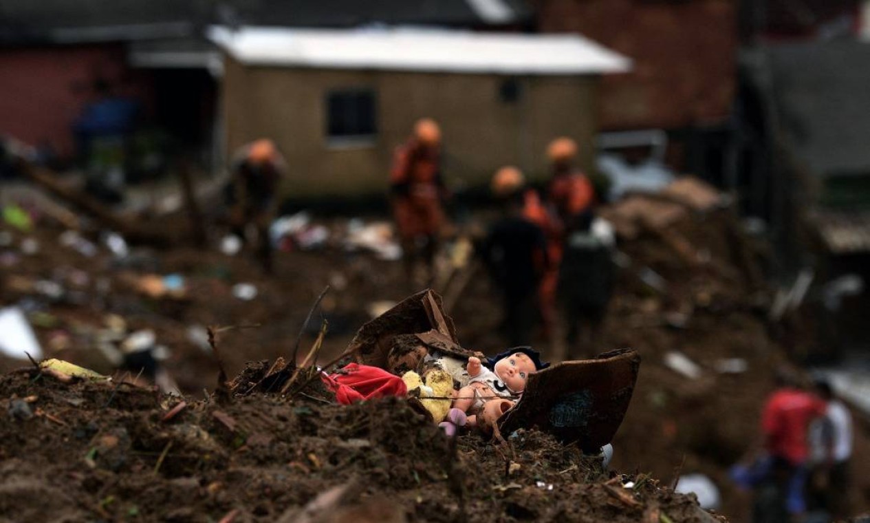 Boneca de criança é vista entre escombros enquanto equipe de resgate dos bombeiros procuram sobreviventes em um deslizamento de terra em Petrópolis Foto: CARL DE SOUZA / CARL DE SOUZA / AFP