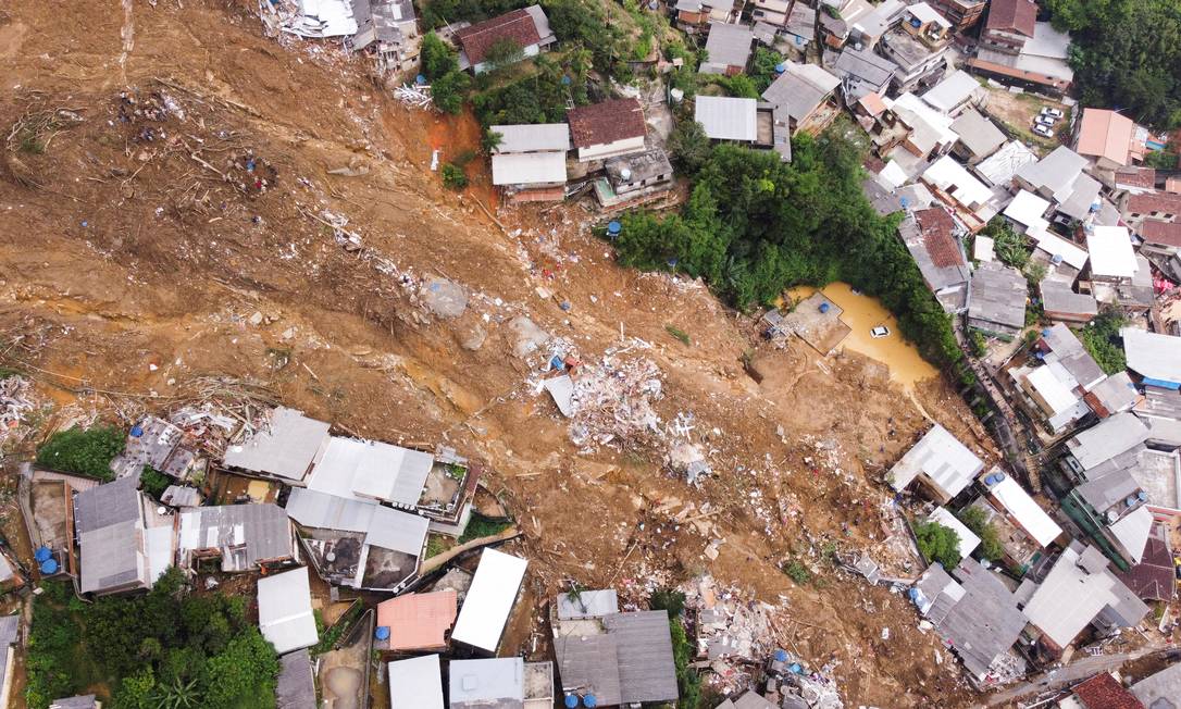 Vista aérea de um deslizamento de terra no Morro da Oficina após fortes chuvas em Petrópolis Foto: RICARDO MORAES / REUTERS