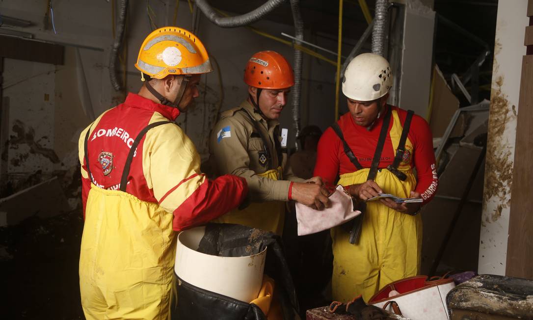 Bombeiros fazem buscas por sobreviventes em imóveis na Rua Teresa Foto: Fabiano Rocha / Agência O Globo