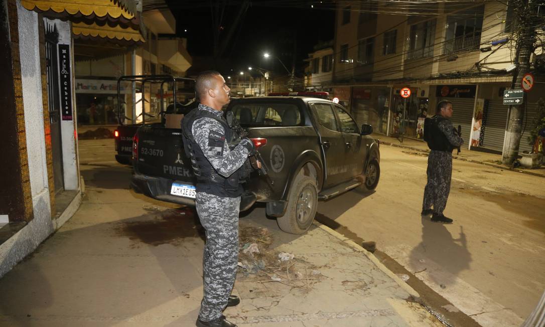 Policiamento na Rua Teresa foi reforçado durante a madrugada para prevenir possíveis saques Foto: Fabiano Rocha / Agência O Globo