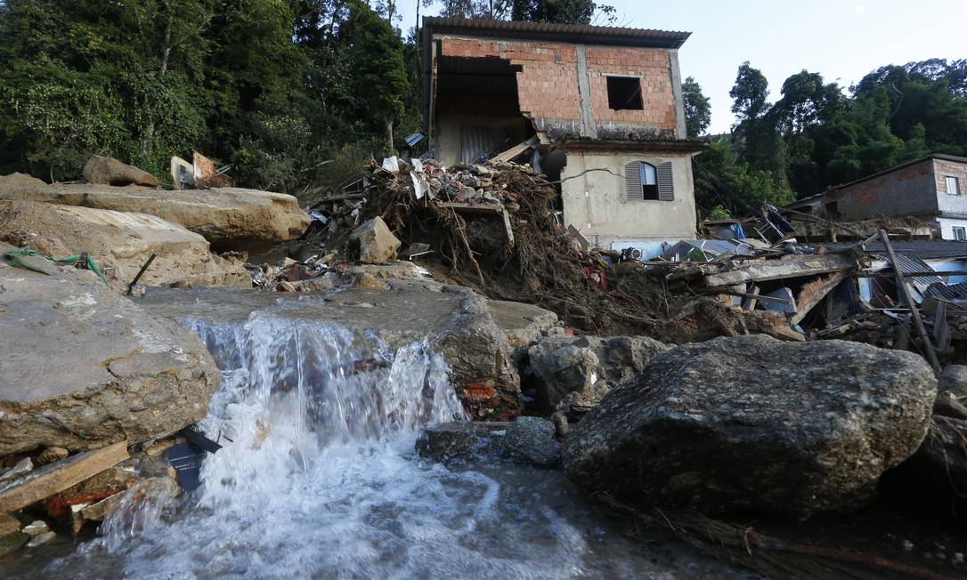 Casa ao lado de córrego foi destruida pela força da água Foto: Fabiano Rocha / Agência O Globo