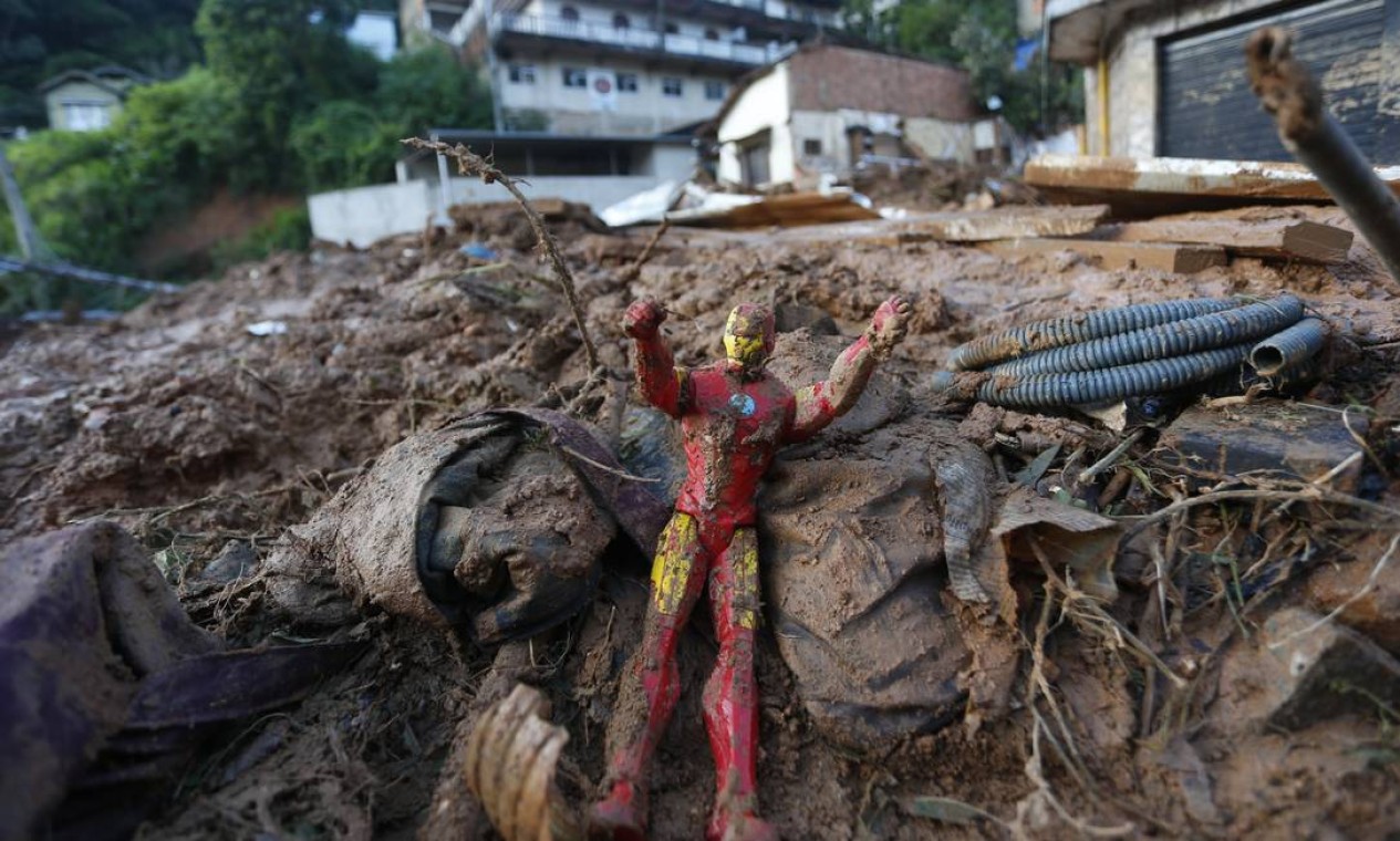 Boneco do Homem de Ferro, personagem da Marvel, é visto em meio à lama e destroços arrastados pela tempestades Foto: Fabiano Rocha / Agência O Globo